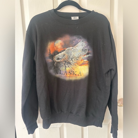 Tops - Black Alaska Wolf Graphic Crewneck Sweatshirt